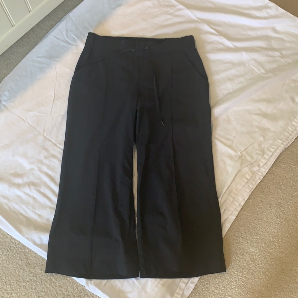 Athleta size 0 cropped pants.  Black.